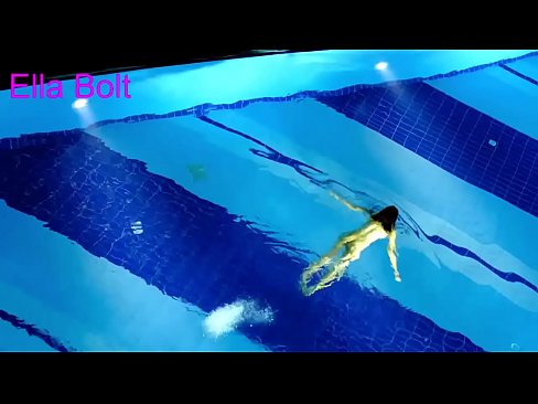 ❤️ Non podo deixar de mirar, unha moza loira que é sorprendida nadando espida na piscina do resort ELLA BOLT ☑ Vídeo porno en % gl.libporno.ru % ❤